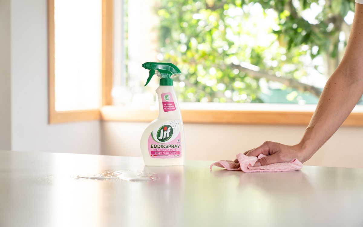 Vasker med Jif Eddikspray.