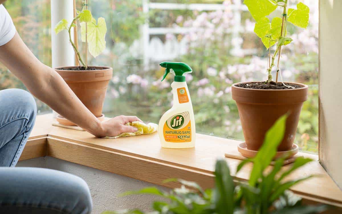 Rengjør med Jif Naturlig Såpe Spray for et bedre inneklima.