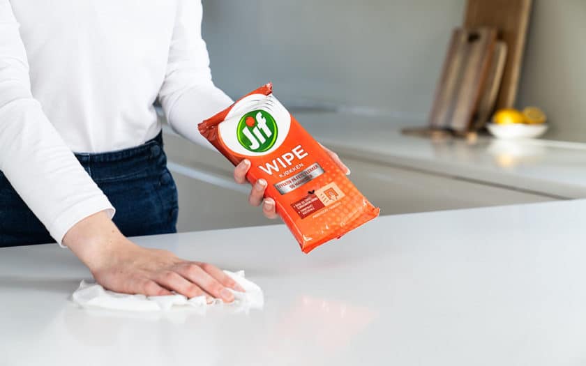 Kvinne vasker med Jif Easy Wipes Kjøkken for bedre kjøkkenhygiene.