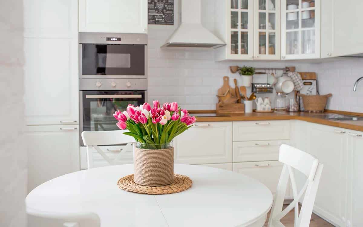 Blomsterbukett i rent kjøkken. Verdens beste morsdagsgave?