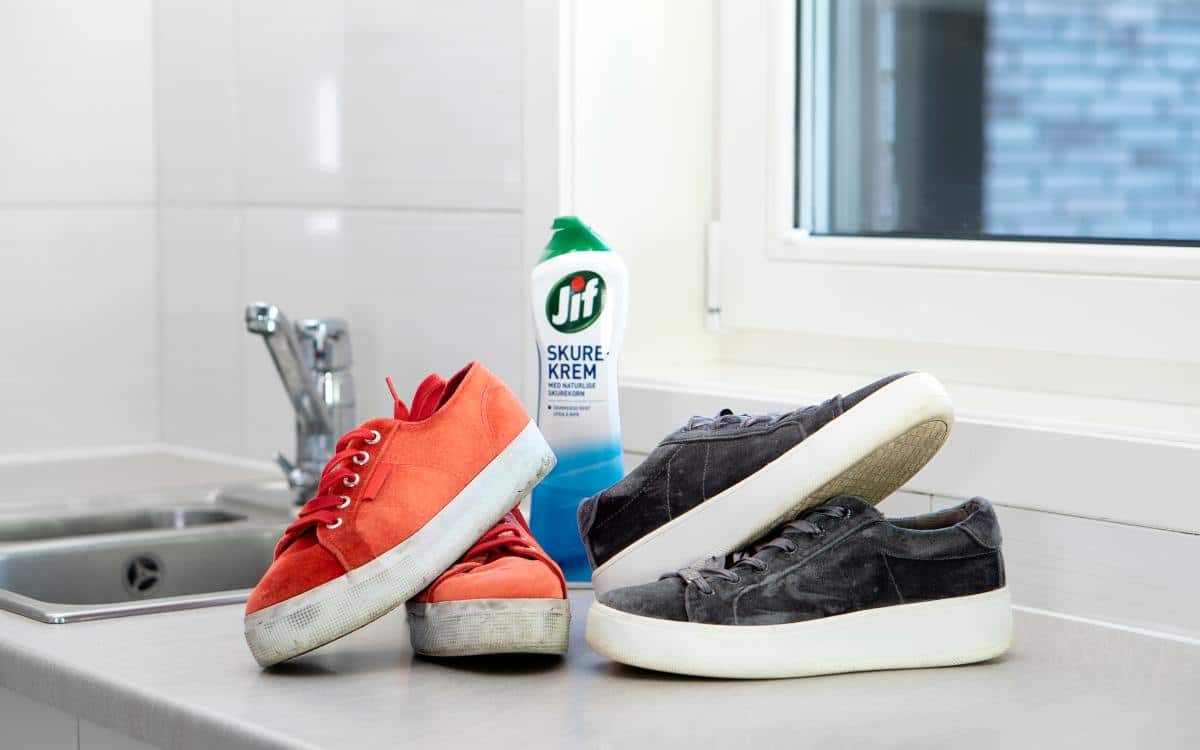 Skurekrem-tips: Vask skosålene rene. FOTO