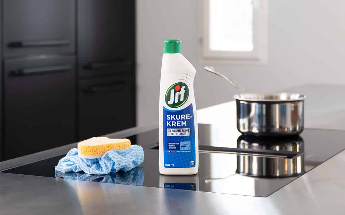 Rengjøre induksjonstopp med Jif Skurekrem.