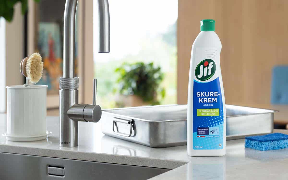 Rengjøre oppvaskkummen med Jif Skurekrem.