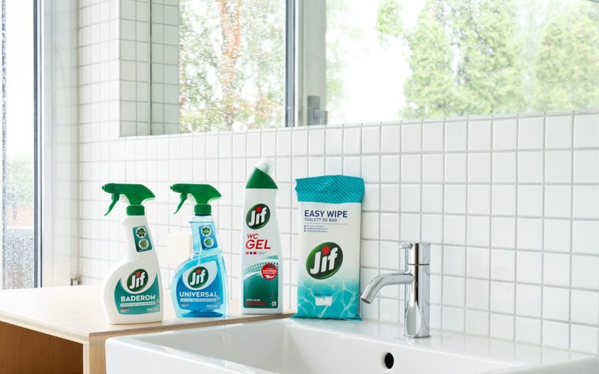 Jif-produkter på et rent bad.