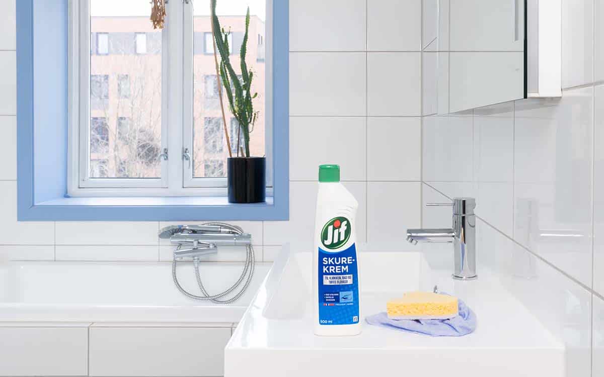 Jif Skurekrem på et rent bad.