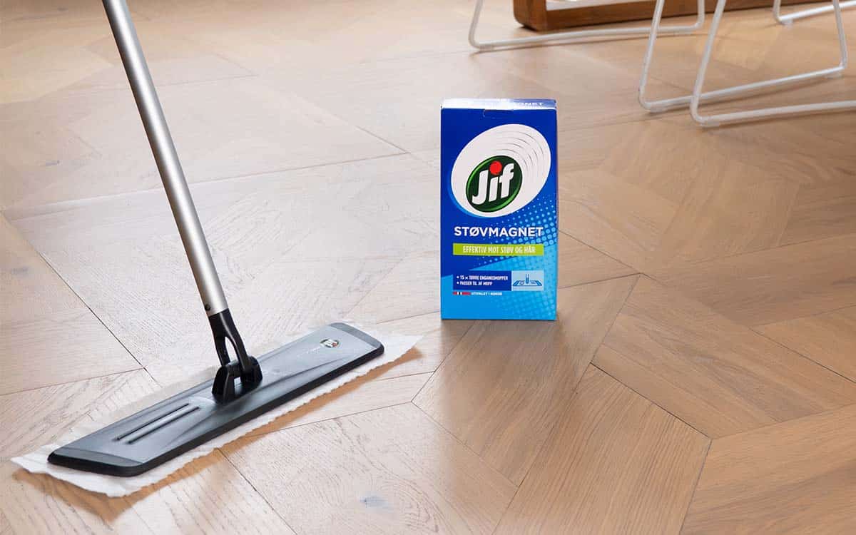 Tørke støv med Jif Støvmagnet.