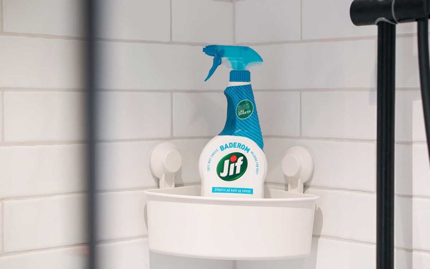 Jif Baderom i dusjen for å vaske dusjhodet. FOTO