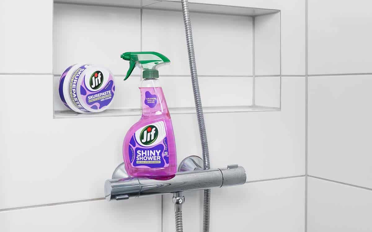 Fjerne kalkflekker i dusje med Jif Shiny Shower og Skurepaste.