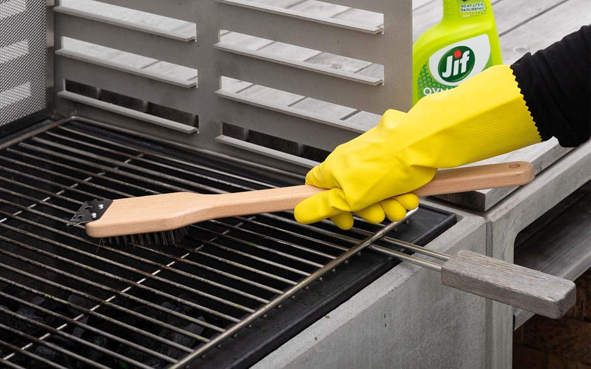Rengjør grillristen med grillbørste før vask.