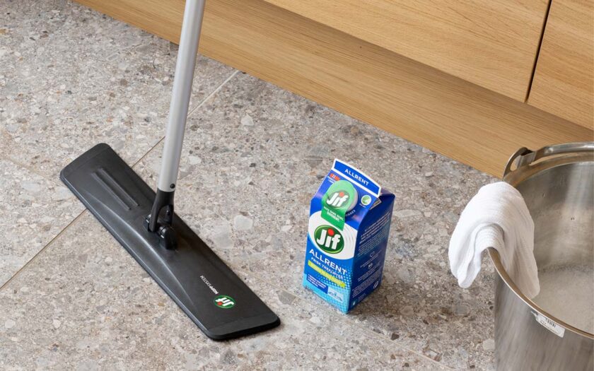 Vaske gulv med Jif Allrent.