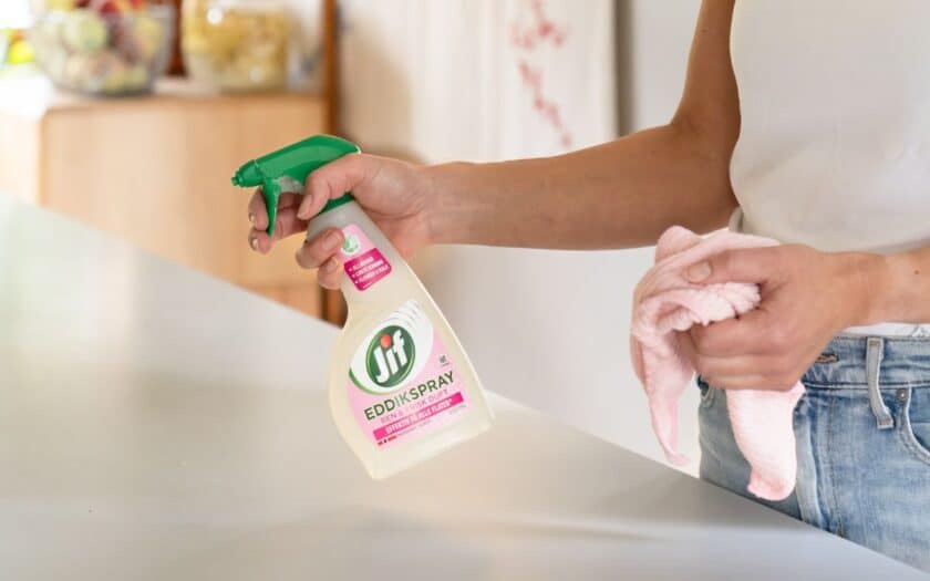 Vaske kjøleskap med Jif Eddik Spray.