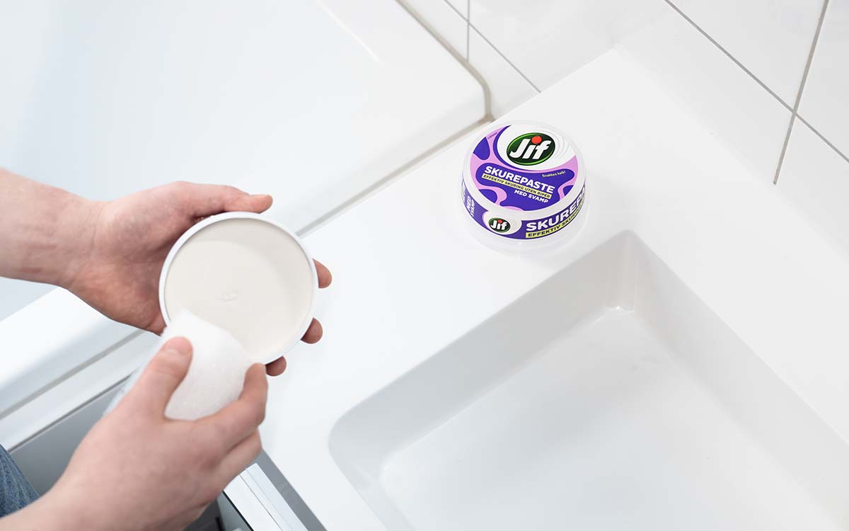 Vaske servant med Jif Skurepaste.