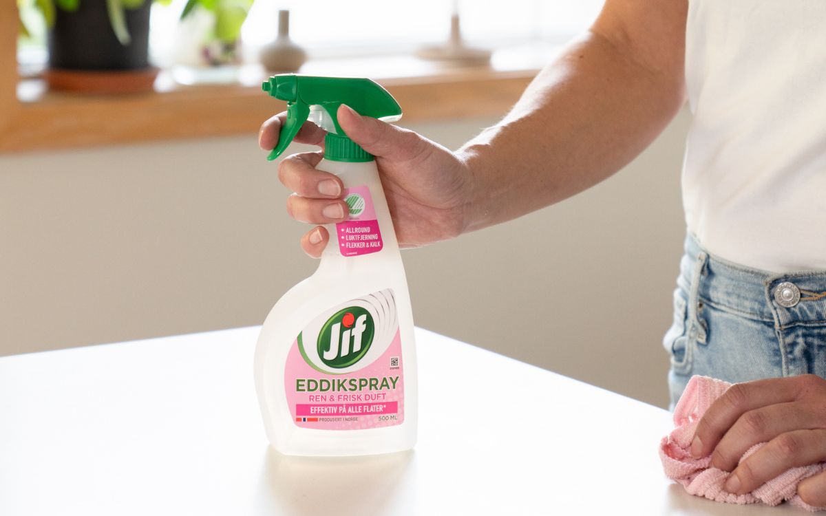 Vaske vinduer med Jif Eddik Spray.