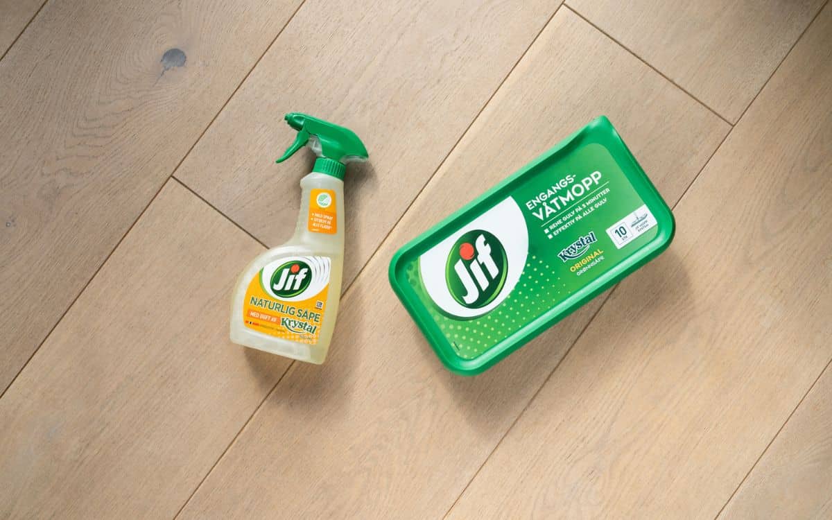 Vaskemiddel til parkett: Jif Naturlig Såpe Spray og Engangsvåtmopp.