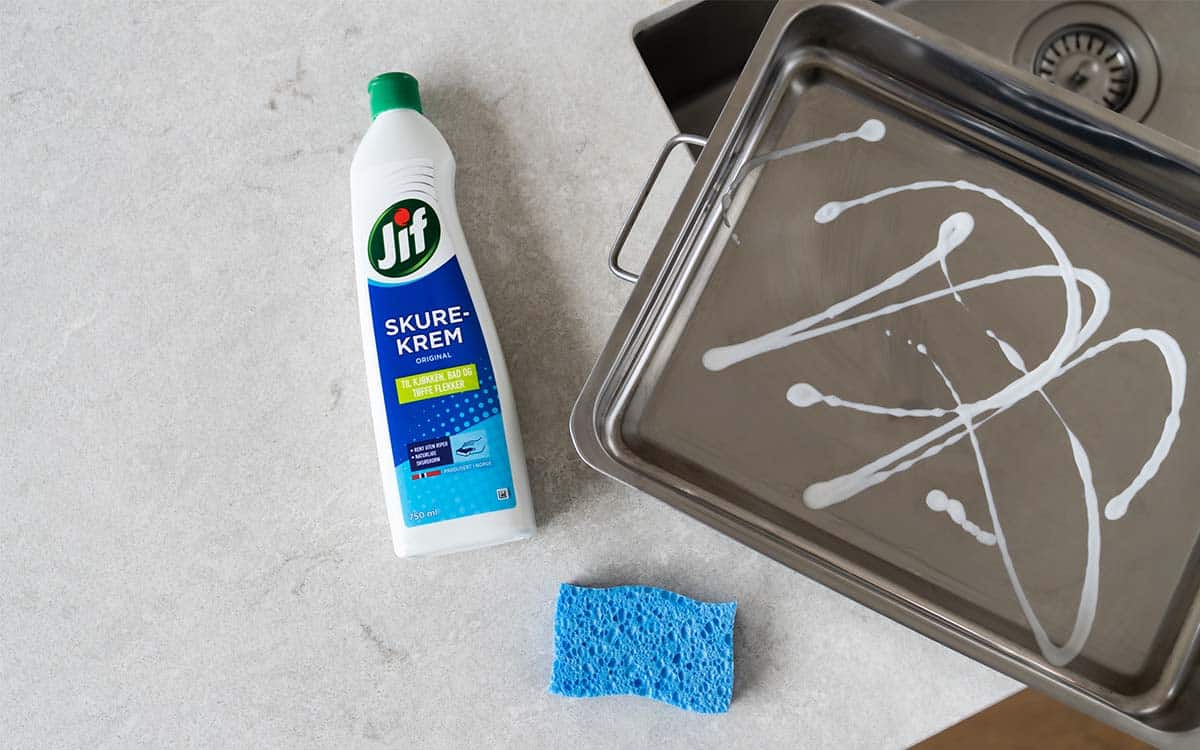 Rustfritt stål vaskes med Jif Skurekrem.