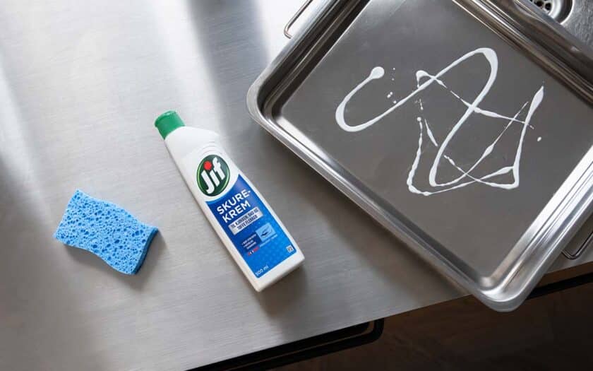 Vaske rustfritt stål med Jif Skurekrem.