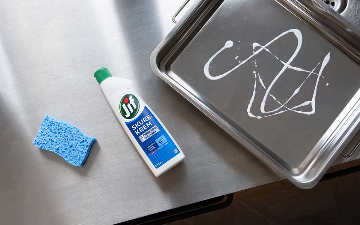Vaske rustfritt stål med Jif Skurekrem.