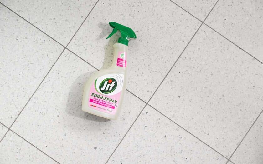 Fjerne vond lukt med Jif Eddikspray.