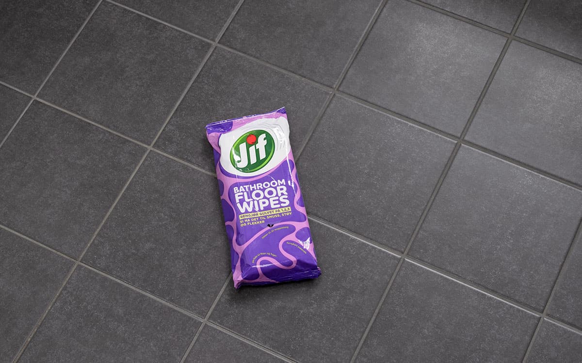 Jif Bathroom Floor Wipes på baderomsgulv.