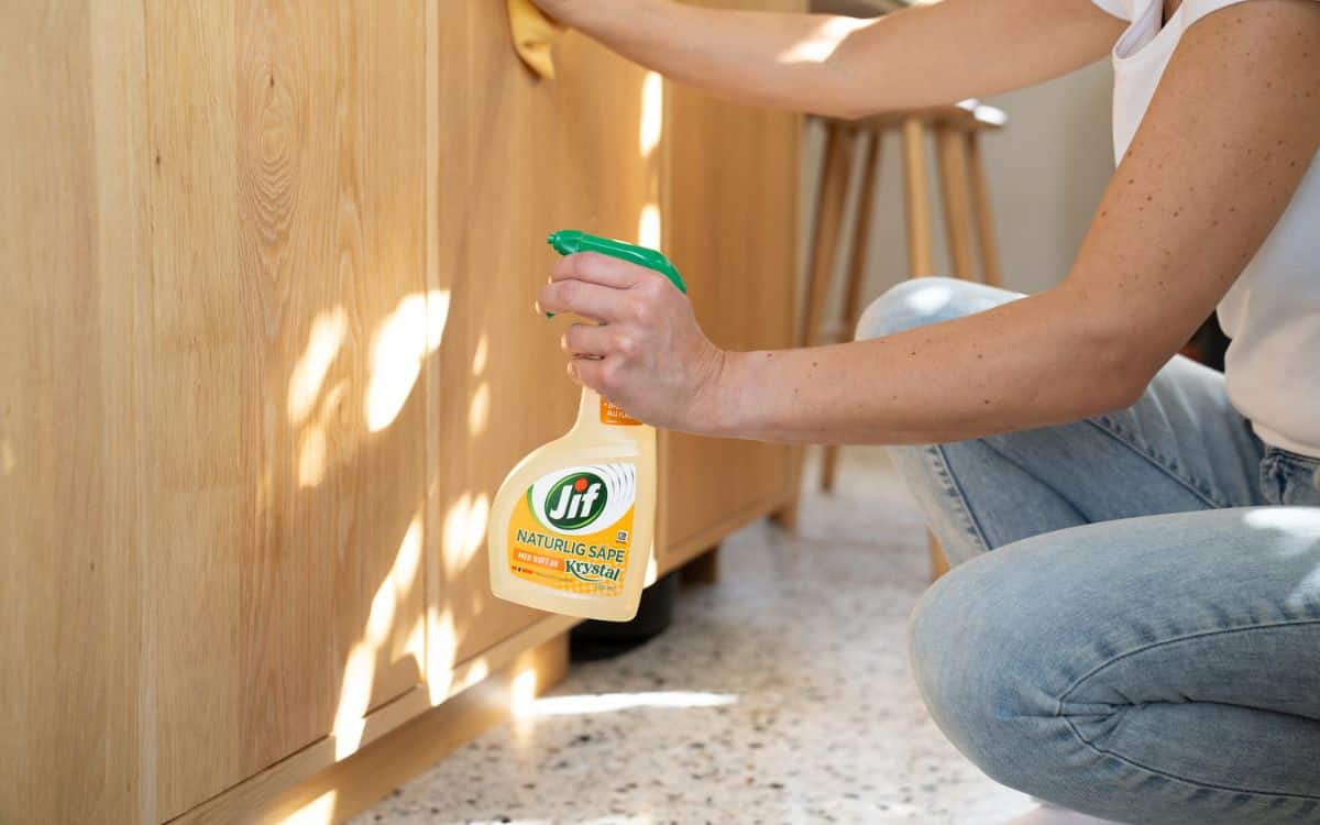 Vasker med Jif Naturlig Såpe Spray.