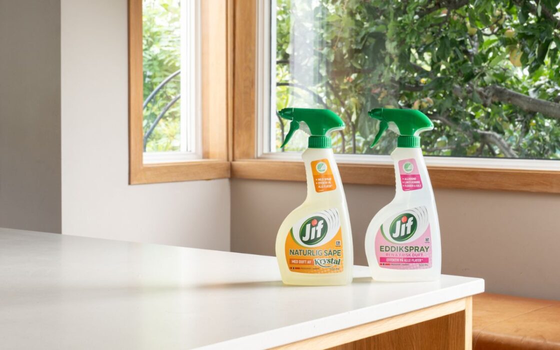 Rengjøring med naturlige ingredienser: Jif Naturlig Såpe Spray og Jif Eddik Spray.